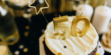 Festa de 50 anos com alma de baile de debutante vira tendência