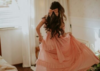 Geração Z adota charme antigo com vestidos delicados