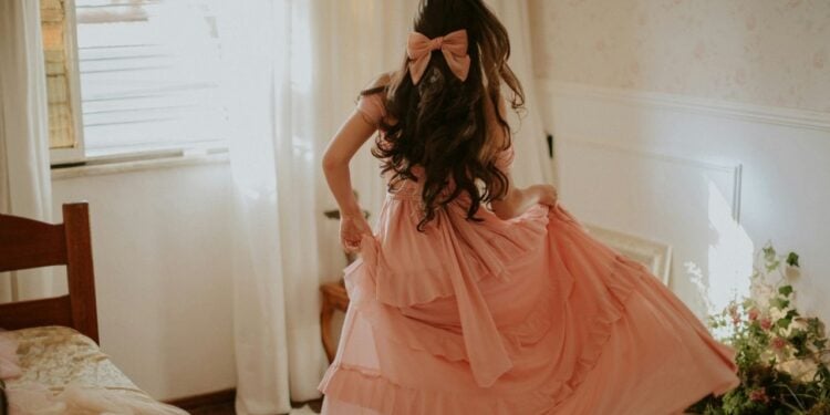Geração Z adota charme antigo com vestidos delicados