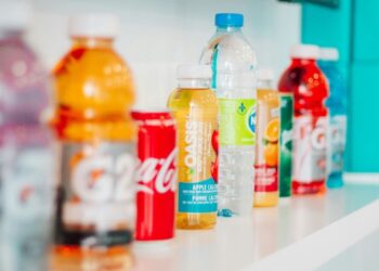 Estudo lista bebidas mais hidratantes e água não é campeã