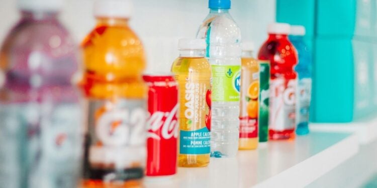 Estudo lista bebidas mais hidratantes e água não é campeã