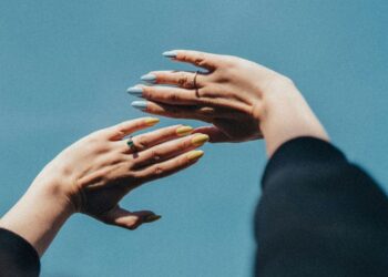 Manicure russa conquista brasileiras com técnica diferenciada