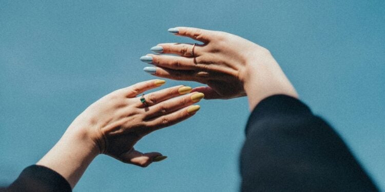 Manicure russa conquista brasileiras com técnica diferenciada