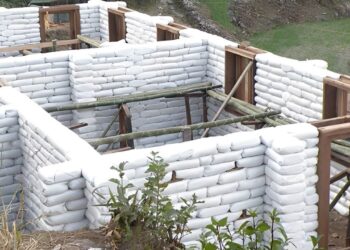 Construções com sacos de areia viram solução contra alagamentos