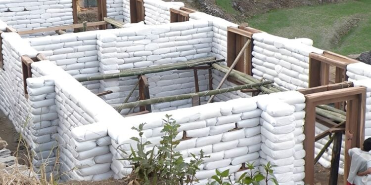 Construções com sacos de areia viram solução contra alagamentos