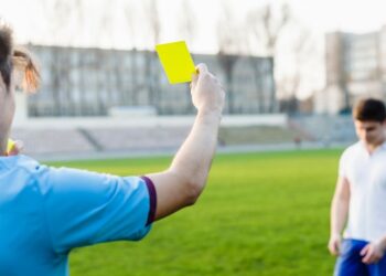 Mais de 60% dos torcedores rejeitam arbitragem brasileira, aponta pesquisa