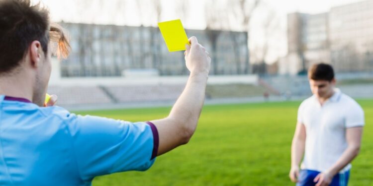 Mais de 60% dos torcedores rejeitam arbitragem brasileira, aponta pesquisa