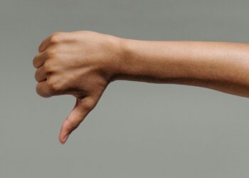 Conviver com pessoas negativas pode prejudicar seu bem-estar, alerta pesquisa