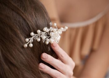 Tiara, presilha ou pente? Joias de cabelo se tornam peça-chave