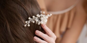 Tiara, presilha ou pente? Joias de cabelo se tornam peça-chave