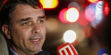 Ataque a navios do Rio de Janeiro é sugerido por Flávio Bolsonaro para Trump - Imagem: Bruno Peres/Agência Brasil