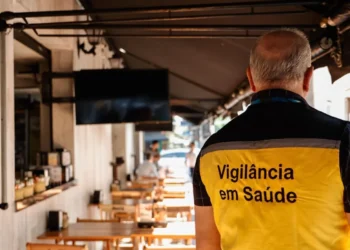 Bar chamado pela Vigilância Sanitária comprou vodka de vendedor de rua - Imagem: Divulgação/Governo de SP