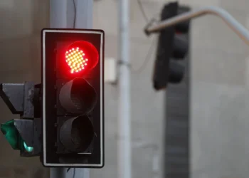 Essa é a punição para quem usa celular no sinal vermelho - Imagem: Agência Brasil