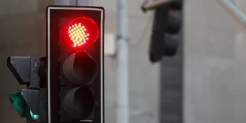 Essa é a punição para quem usa celular no sinal vermelho - Imagem: Agência Brasil