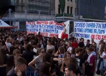 Moradores desse país está lutando contra jornada de trabalho de 13 horas - Imagem: Divulgação/Redes Sociais