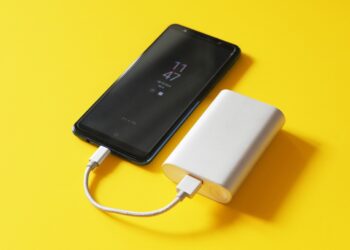 Por que power bank pode pegar fogo em avião? - Imagem: Pixabay