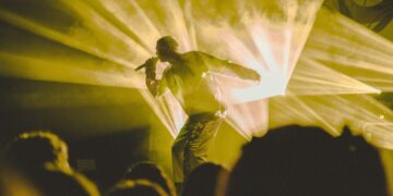 Estudo revela que músicos famosos vivem menos tempo por causa do estilo de vida