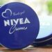 Novas pesquisas revelam desempenho real do Nivea lata azul na hidratação da pele