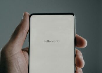 Jovem choca todo mundo ao criar celular que funciona sem chip e sem internet