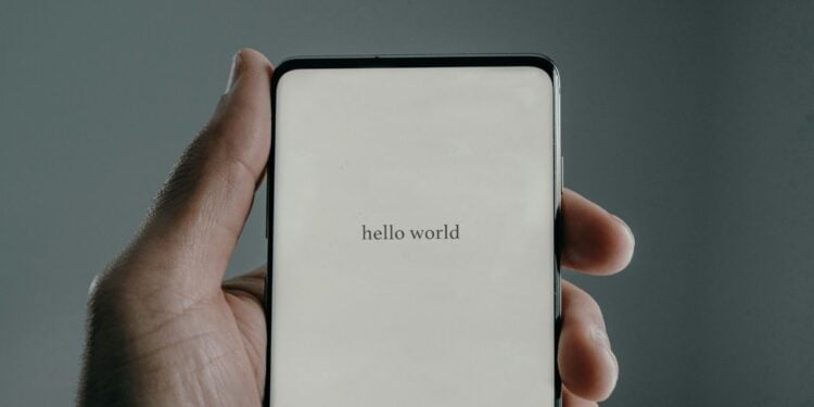 Jovem choca todo mundo ao criar celular que funciona sem chip e sem internet
