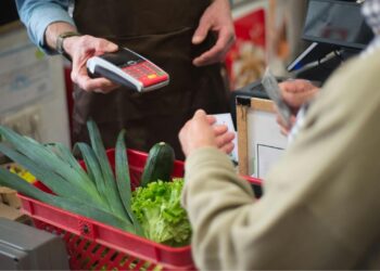 Caixas de supermercado viralizam por pessoa que “furou” fila na esteira