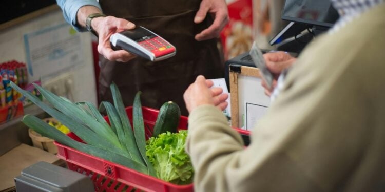 Caixas de supermercado viralizam por pessoa que “furou” fila na esteira