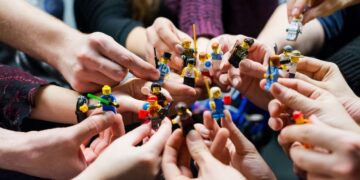 Empresa lança benefício de R$ 5,2 mil em Lego para funcionários