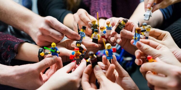 Empresa lança benefício de R$ 5,2 mil em Lego para funcionários