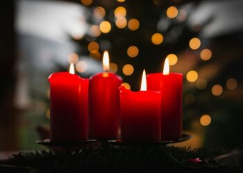 Decoração de Natal 2025: tendências de cores, texturas e luzes para arrasar