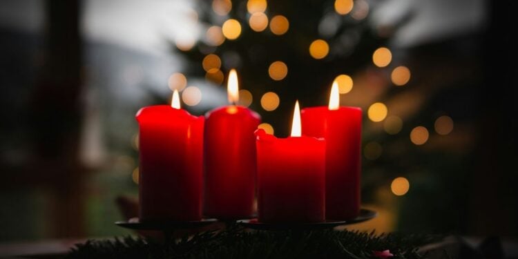 Decoração de Natal 2025: tendências de cores, texturas e luzes para arrasar