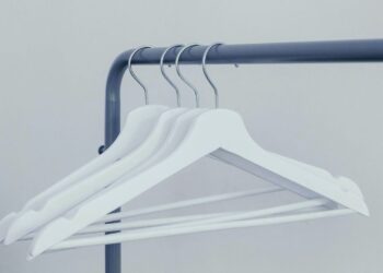 Cabides são ultrapassados com nova tendência para o guarda-roupa