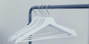 Cabides são ultrapassados com nova tendência para o guarda-roupa