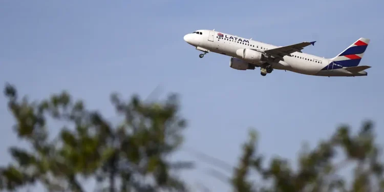 Passageiros da Latam se revoltam após uso dos banheiros ser restrito - Imagem: Marcelo Camargo/Agência Brasil