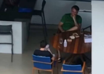 Imagem mostra Nikolas Ferreira usando celular em encontro com Bolsonaro — ação foi proibida pela Justiça - Imagem: Reprodução/TV Globo