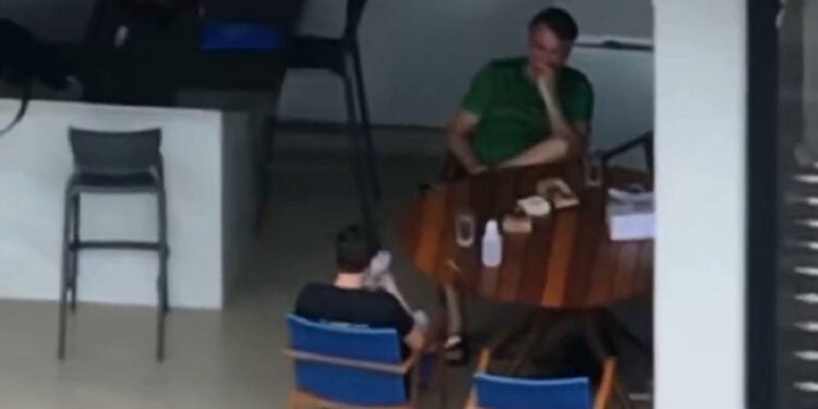 Imagem mostra Nikolas Ferreira usando celular em encontro com Bolsonaro — ação foi proibida pela Justiça - Imagem: Reprodução/TV Globo