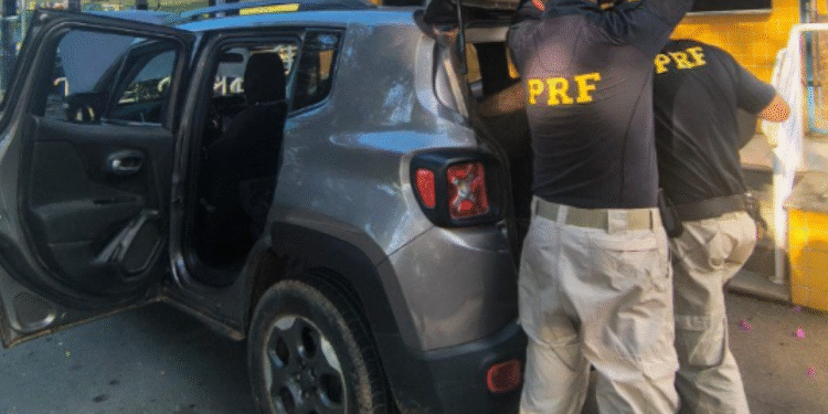 Carro roubado - Reprodução/PRF
