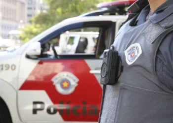 Policiais entram armados em escola após pai denunciar desenhos de orixás - Imagem: Rovena Rosa/Agência Brasil