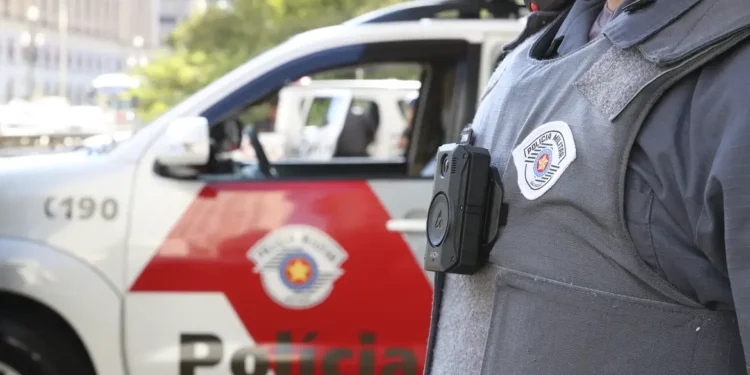 Policiais entram armados em escola após pai denunciar desenhos de orixás - Imagem: Rovena Rosa/Agência Brasil