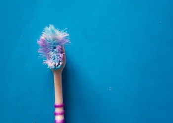 Escova de Dente Velha - Reprodução/iStock