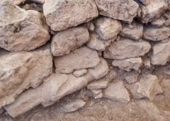 Arqueólogos acham estátua em tamanho real dentro de muro de 12 mil anos