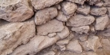 Arqueólogos acham estátua em tamanho real dentro de muro de 12 mil anos