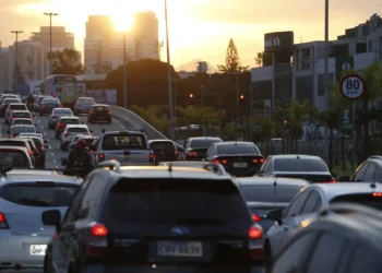 Motoristas de aplicativo estão a um passo de poder utilizar a faixa azul - Imagem: Fernando Frazão/Agência Brasil
