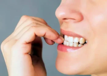 Roer as unhas - Reprodução/iStock