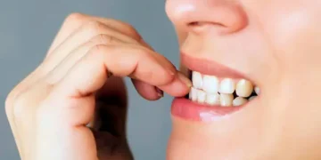 Roer as unhas - Reprodução/iStock