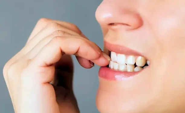 Roer as unhas - Reprodução/iStock