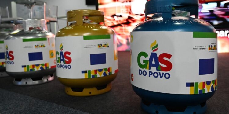 15 milhões de famílias vão receber botijão de gás sem pagar nada em 2026