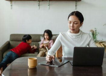 Ser mãe reduz salário? Estudo revela quanto a maternidade pesa na renda