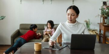 Ser mãe reduz salário? Estudo revela quanto a maternidade pesa na renda
