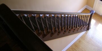 Escada vazia vira área funcional com ideias de decoração simples