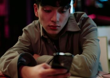 Termos perigosos estão sendo procurados na internet por adolescentes